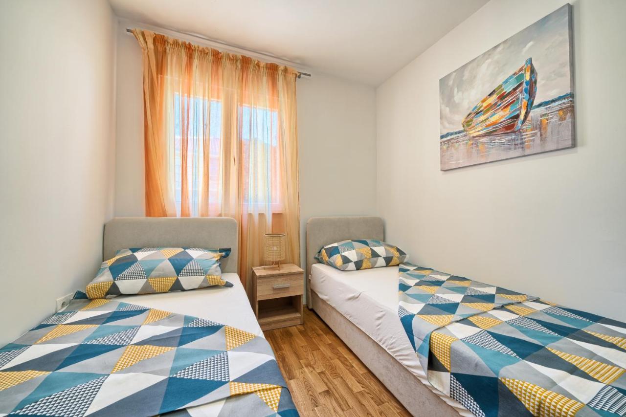 Apartments With A Swimming Pool Kastel Luksic, Kastela - 20582 ภายนอก รูปภาพ