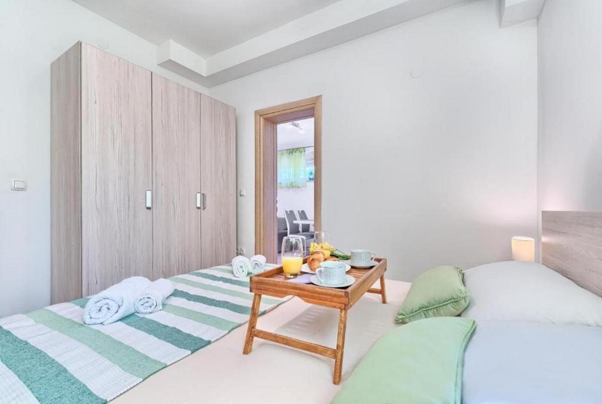 Apartments With A Swimming Pool Kastel Luksic, Kastela - 20582 ห้อง รูปภาพ